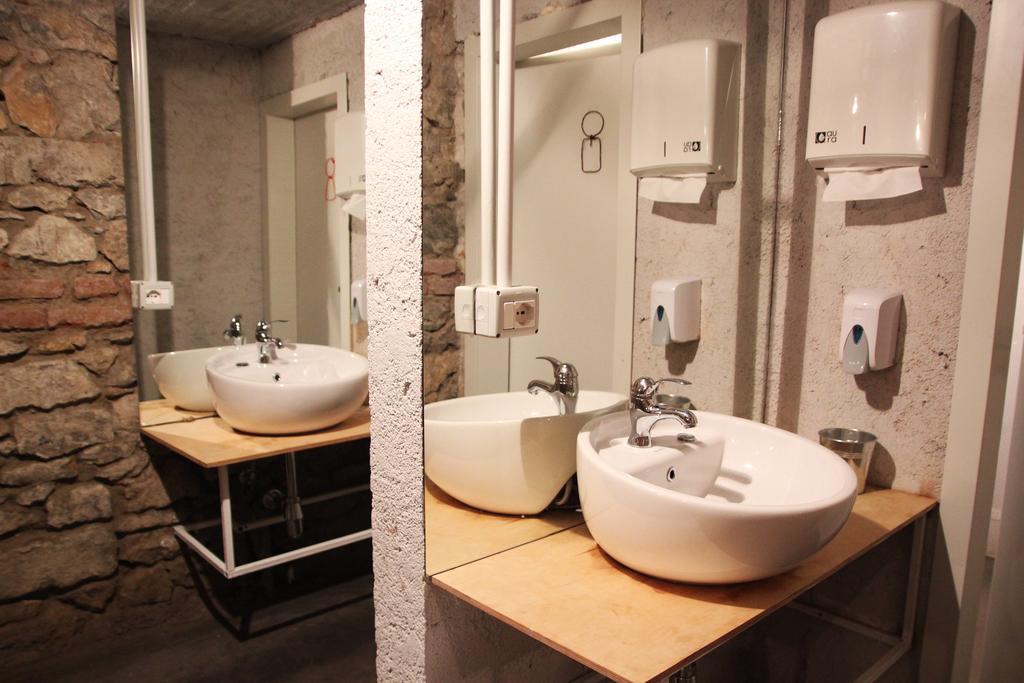 Destil Hostel Tiranë Ngoại thất bức ảnh