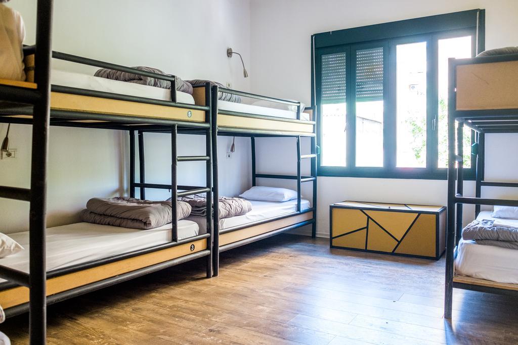 Destil Hostel Tiranë Ngoại thất bức ảnh