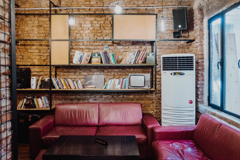 Destil Hostel Tiranë Ngoại thất bức ảnh