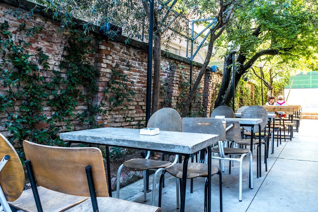 Destil Hostel Tiranë Ngoại thất bức ảnh