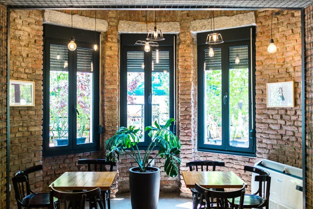 Destil Hostel Tiranë Ngoại thất bức ảnh